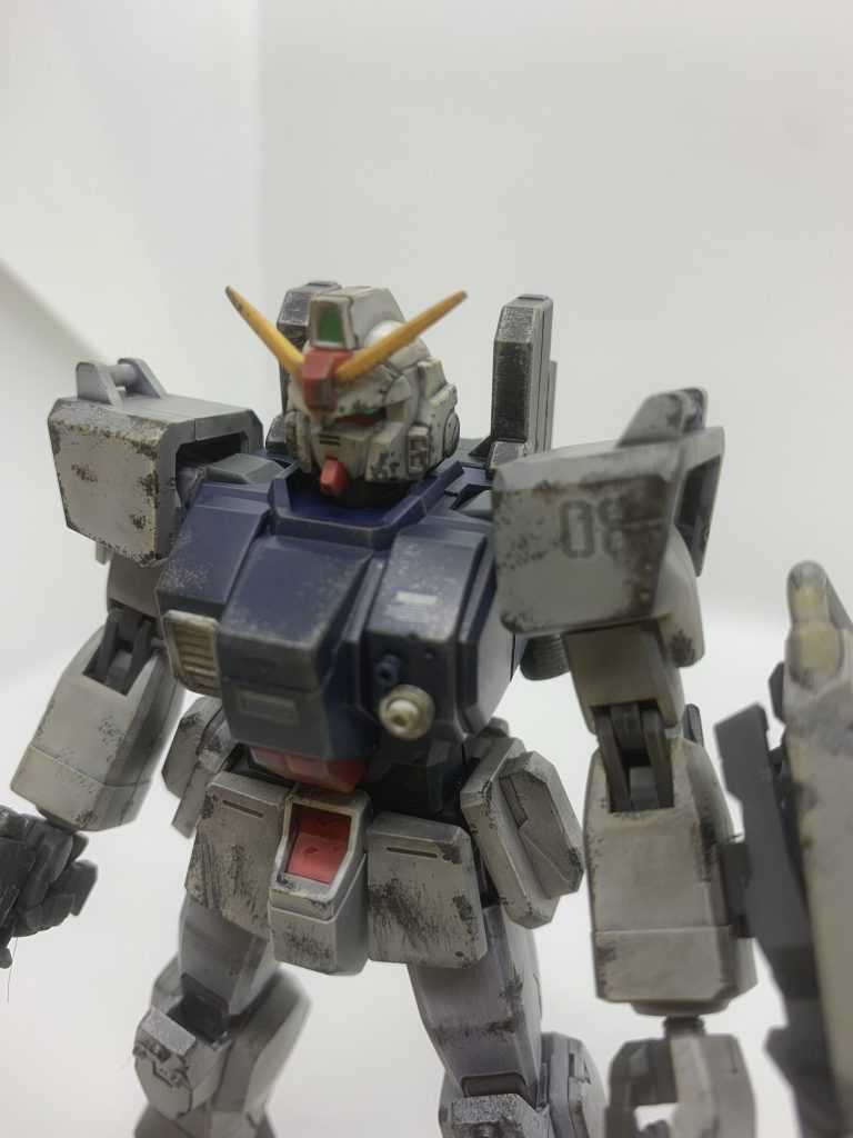 頭部にも濃いめのウェザリングを施しました。今回はTAMIYAのウェザリングマスターを使ってサンドも多く使っています。