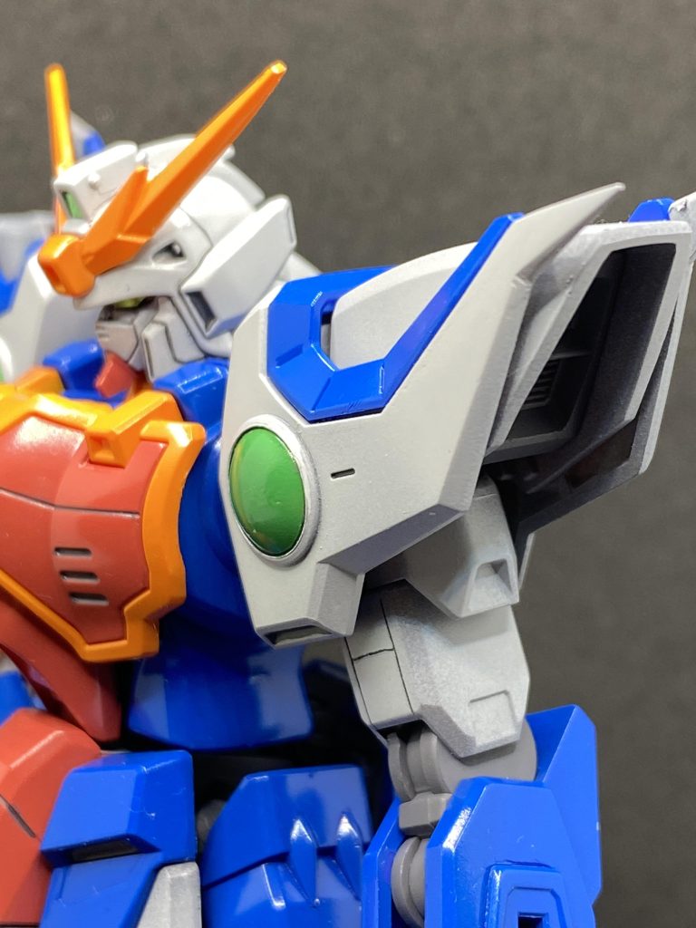 頭は前後で2mm幅増し、ツインアイはラピーテープで大きめに作り、肩は好きな形状に変更しました。