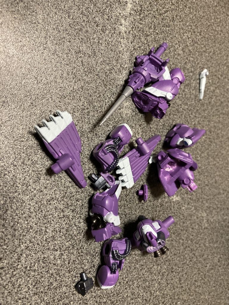 お湯につけて分解しシンナーで色を落として塗装しました。