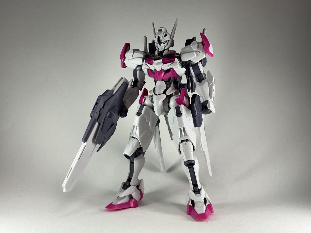 当初は積んであったルブリスを綺麗に作ろあと思って角だってヤスってエッジ出して、よしこれからだと思った矢先に…某機動戦士ガンダムアーセナルベースにハマってた僕はガンダムルブリスとグエルを乗せて戦っていました。必殺技を使う時のグエルの生き生きとしたセリフと戦場を駆り連撃を放つガンダムルブリス、その時閃きました。