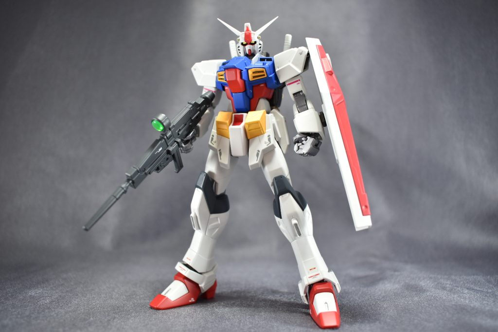 正面初代ガンダムっぽい雰囲気であるが、胸部コックピット部の赤やメリハリのある下半身フンドシ部の形状などがアレンジ感の一因になっているかと…