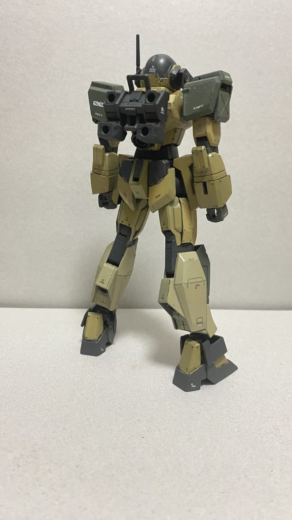 バックパックは各種アタッチメントを備え、任務に応じてシールド、ミサイルコンテナ、ヒートアックスなど各種装備を選択することが可能。重量増加によるジェネレーター出力低下を防ぐ為の補助ユニットとしても機能している。