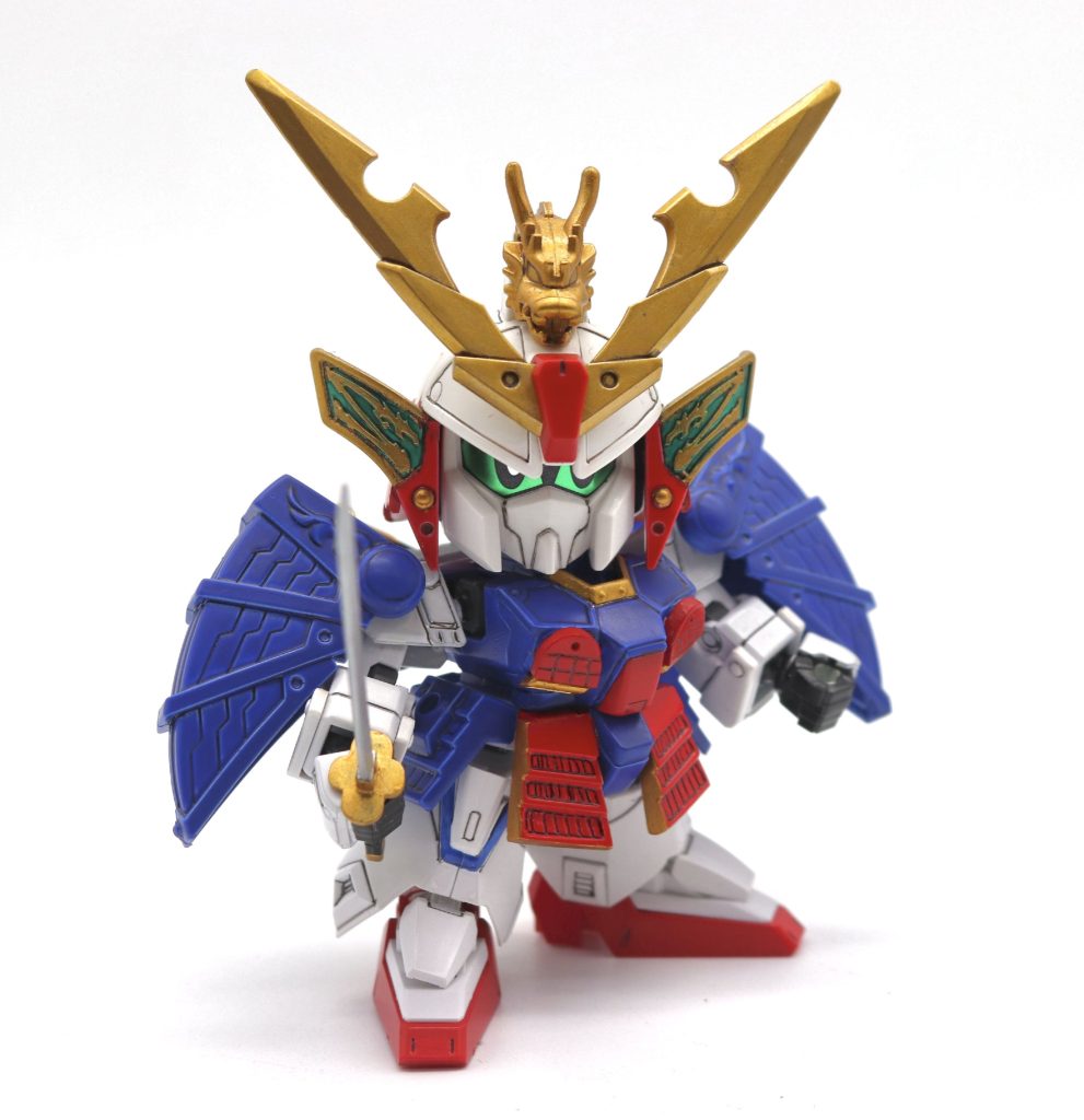 顔、兜、肩当ては疾風精太です。ってかそれだけでもうほぼ疾風精太ですね。ボディはレジェンドBBの武者頑駄無で少し削ったり付けたりしてます。前垂れも武者頑駄無の物にパテで角を伸ばしてみたり、胸の特徴的なパーツはプラ板を加工してます。足はクロスシルエットのゼータから強奪です。膝当てが干渉するんで出っ張りを少なくしてます。