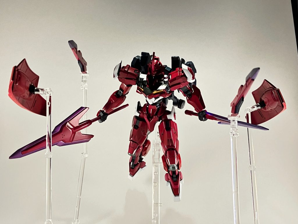 ビームジャベリンに関しては分離してツインブレードになります。また、右腕はダリルバルデのものを移植してるので武器を持ったまま分離、敵へ攻撃を仕掛けたり、ビームライフルを持たせたまま待機させて待ち伏せ攻撃が出来たりとトリッキーな戦いも出来る感じで作りました。