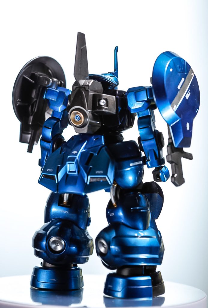 薄い青はキャンディ塗装。濃い青はダークメタリックブルー塗装。ボディのブラック部分はプリズムブルーブラックを使用しました。フレーム・バックパックなどは黒鉄色で塗りました。粗は色々とありますがご査収ください😅