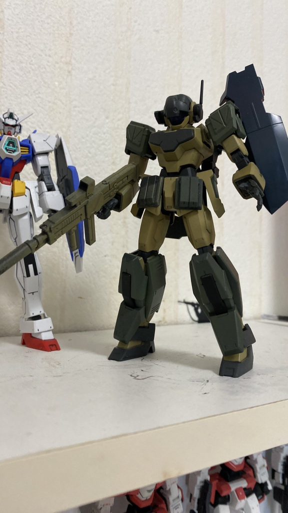 そして同じくジャンクのジェスタのシールドも試しにバックパックに付けてみたらこの通り最高に似合っていたのですが、そのままだと角度が合わなかったので余ってしまったアデルの肩関節を強引に流用してステー代わりにしました。このシールドがあまりに良かったために機体設定を「貧弱な装備のPMC」から『様々な装備を使い分ける非正規戦部隊』に変更したので結構な事件だったんです。