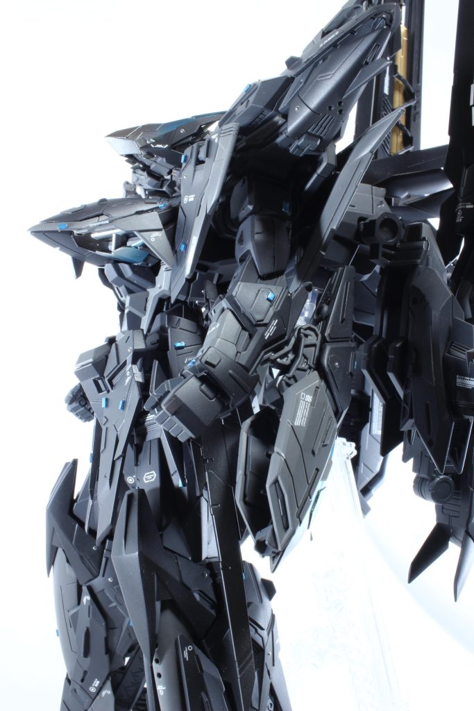 前腕が華奢な気がしたので積層構造でボリューム増し 本体の武装はブレードのみ、火器はライジンのみと割り切りました⚔️