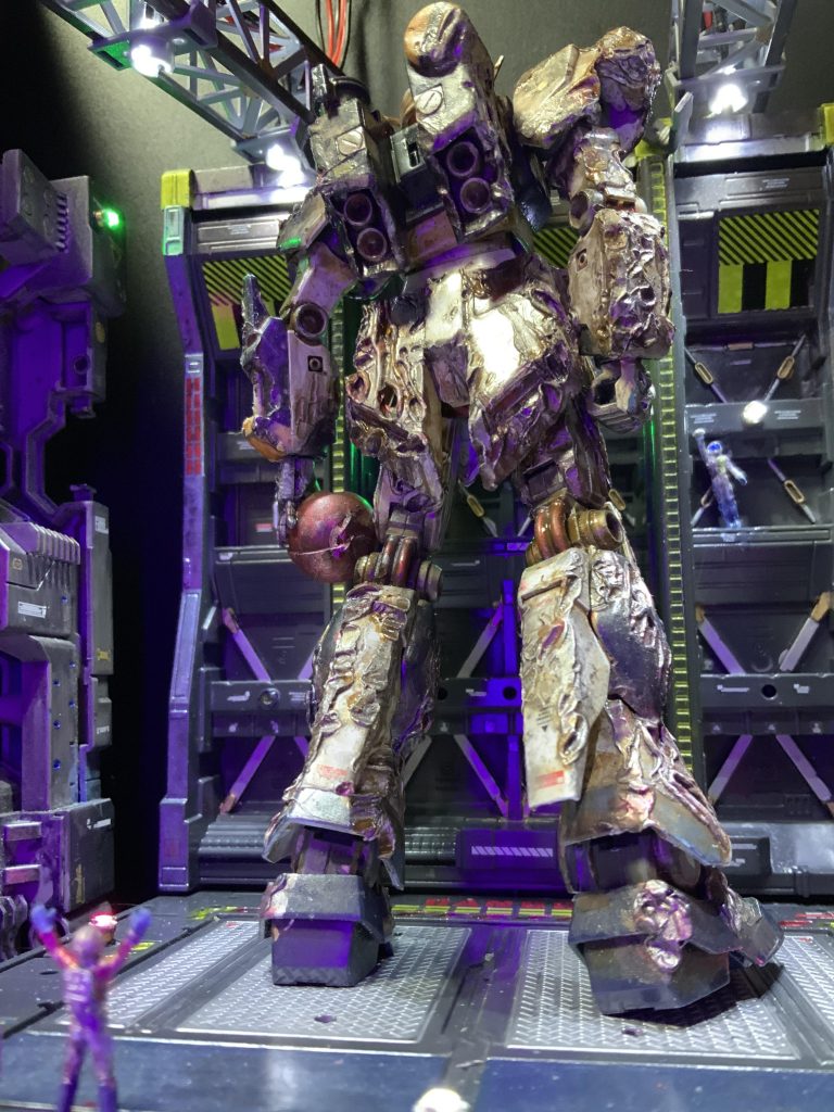 その他に、レッドゴールド、メタルレッド、メタルイエロー、メタルブラック、焼鉄、赤褐色等を点描画の様に細筆で叩く様に処理し綿棒で拭き取り、スポンジで擦ったりと終わりの無い作業を(/ _ ; )