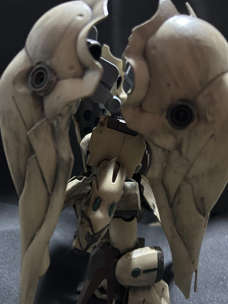 右も左と同じ汚し方で汚してますそして一部だけメタグリーを左右で入れてます