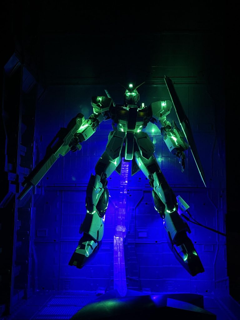 暗がりでのサイコフレーム発動。