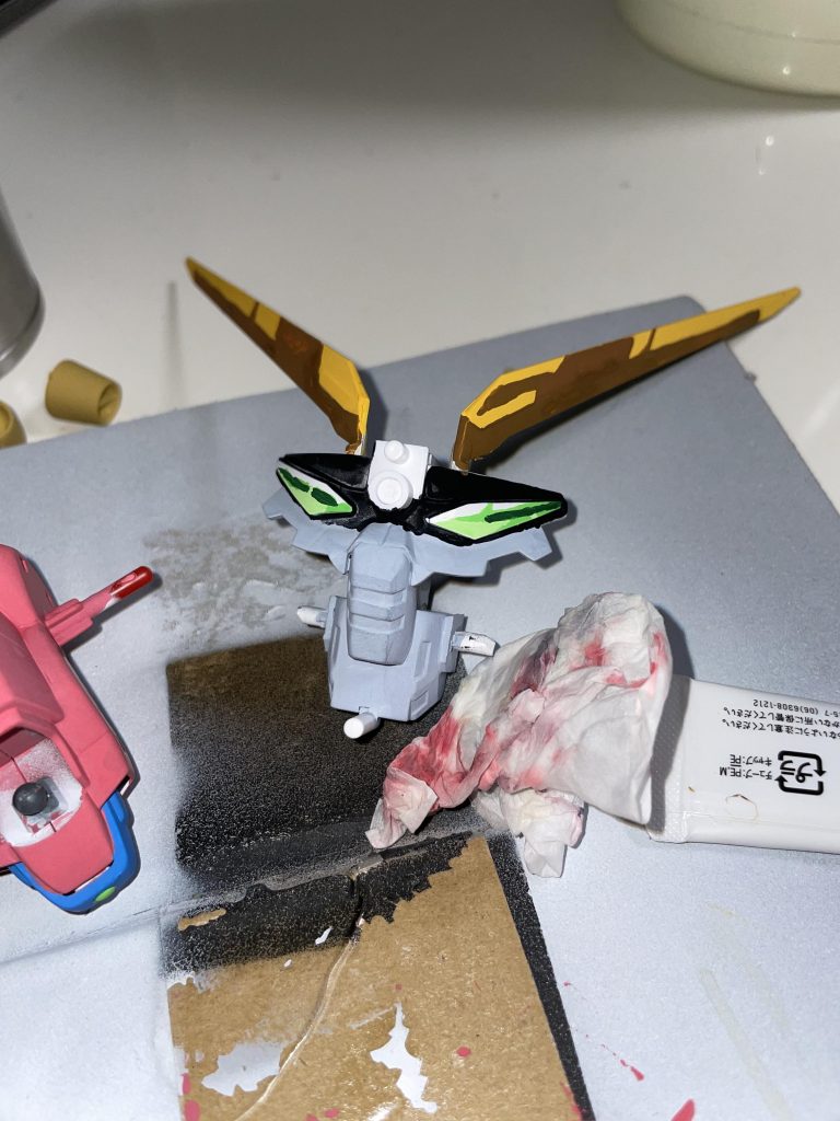 アクリルガッシュで塗ってます。塗ってて気がついたんですが、デビルは2色黄色を使うんですね。