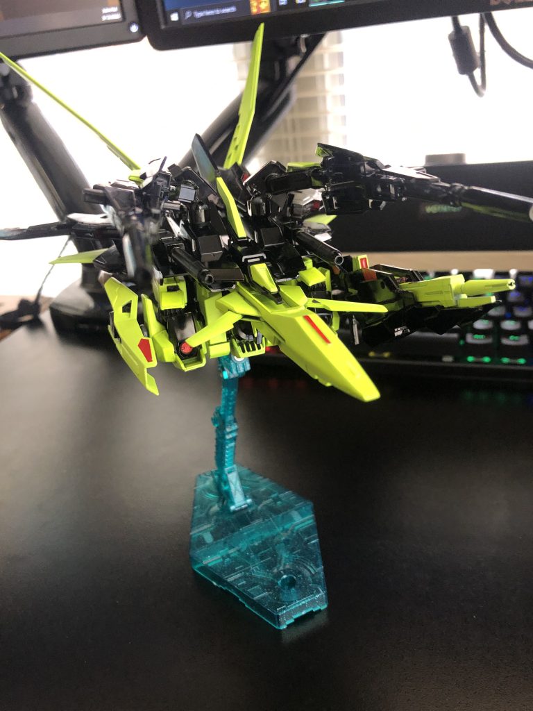 飛行形態で、一気に戦線に、色々な武装で敵を撃破し、素早く戦線を離脱。