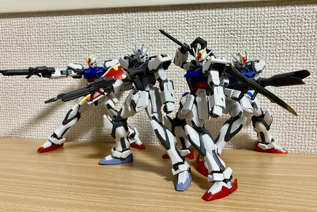 今回の作品、なんと4体のEGストライクから武装など拝借して作っています。ストライク本体はびっくらたまごディアクティブモード、武装はびっくらたまごグランドスラム装備から実体剣、通常のEGからシールド、1番くじクリアカラー版のバズーカと金額的にはMGと同じくらいのかかってます…ここまで見ていただきありがとうございます！こんなにストライクがいるのでゴテゴテに改修もいつかやってみたいです  