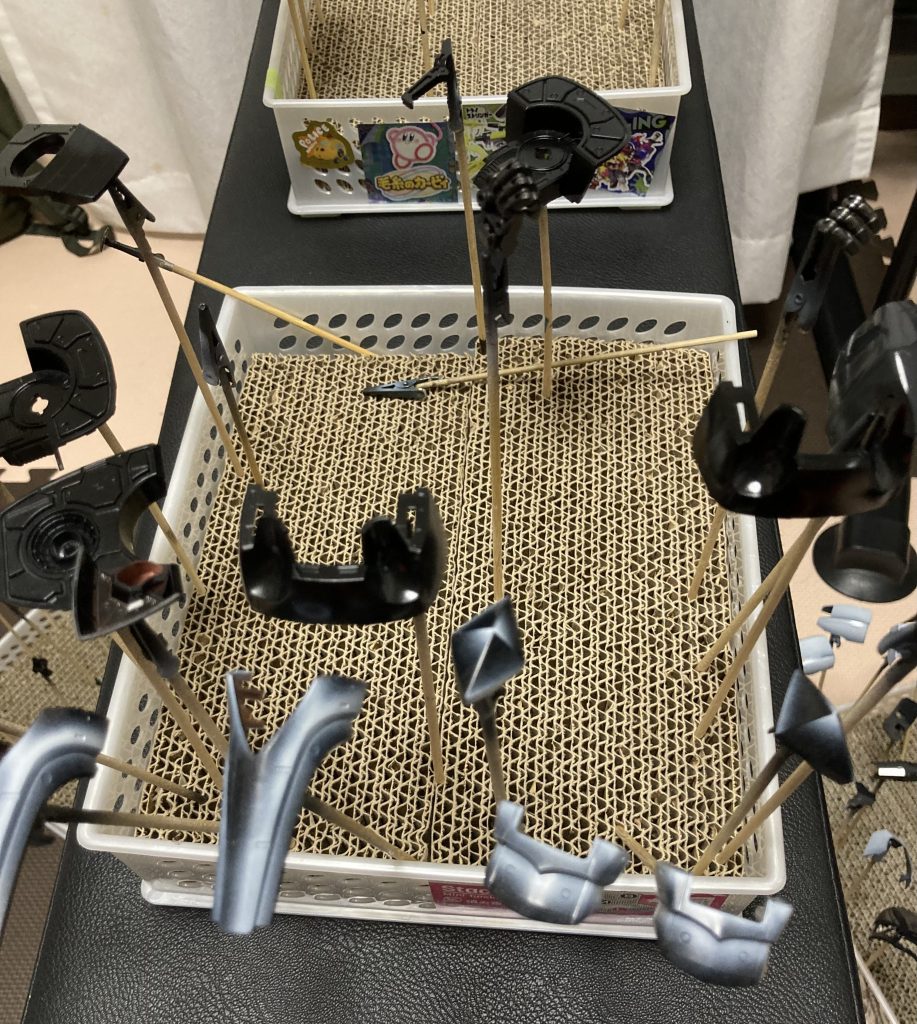 下地をブラック&ホワイトで塗っています。