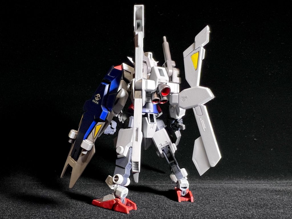 特徴は背部のバインダーです。HGCEフリーダムのレールガンを元に作りました。折り畳み＋可動できることで、プラネッツシステムの他アーマーとの合体を可能にしています。三連バーニアなど、出来るだけモチーフ元に寄せています。