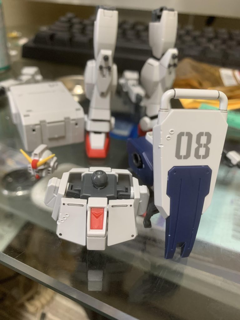 成型色にスミ入れ、水転写デカール貼り、ダメージ加工を行い、半光沢を吹きました。