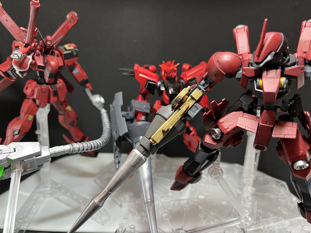 ギリ専用機を並べてグレイズ『作品も年代も関係ない私がここに並んでも良いんですかね…?クロボン『ええんやで!F91『ガンプラは自由やw狭いのでギュウギュウ🐮こう見ると初期作のスプレー塗装F91は浮くなぁ💦過去作品にいますので他2機も良ければ見たって下さい(゚∀゚)笑