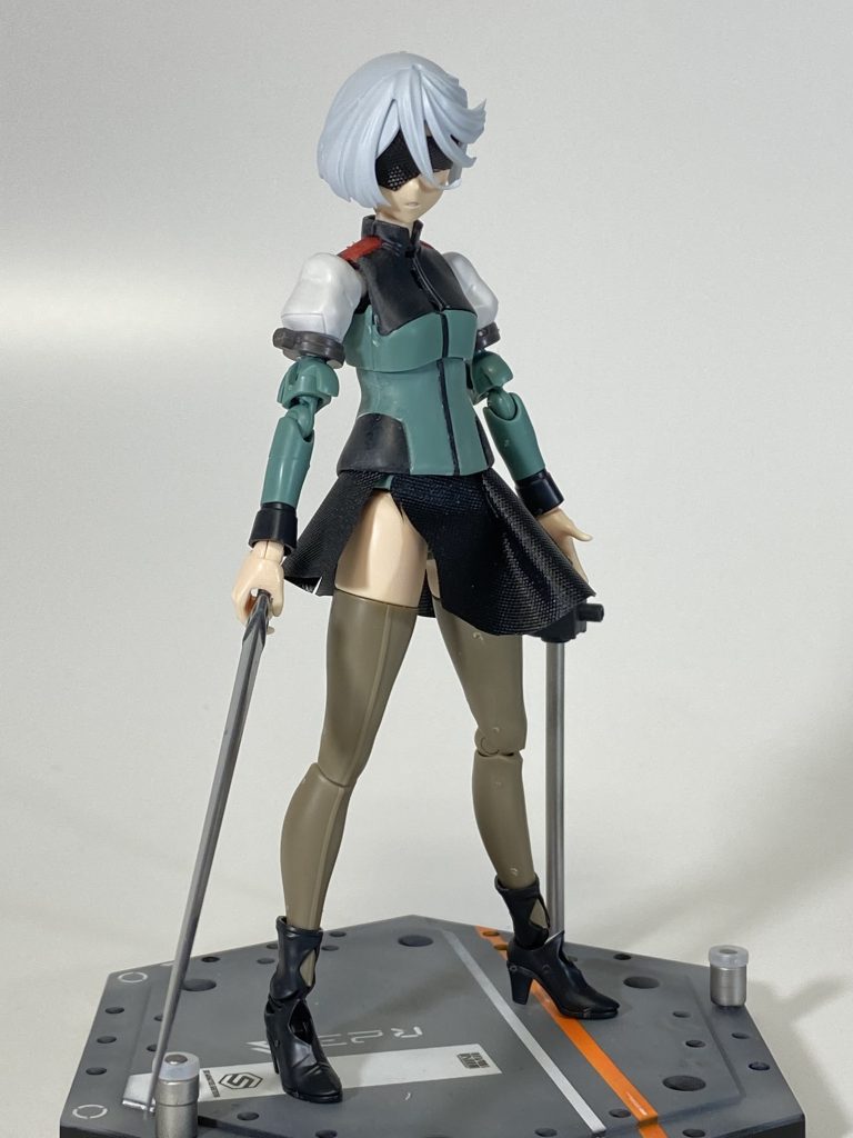 黒の配管テープを買ってきて両面テープを使ってスカートを制作。肩も30MSのメイド服から流用。