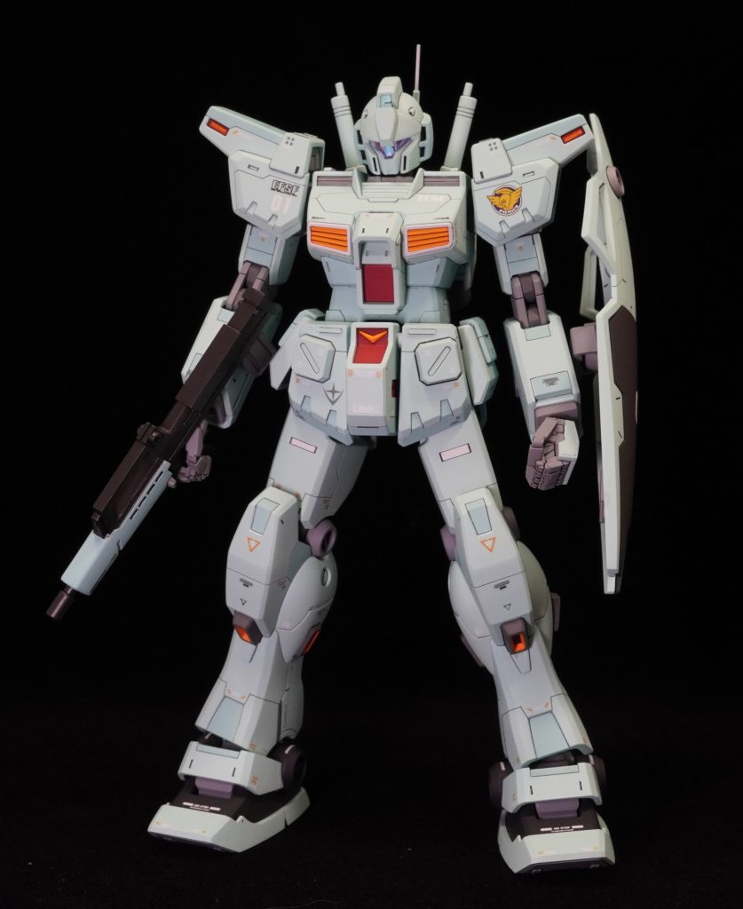 正面です！メインカラーは緑寄りで塗装してみました！Twitterでジム・カスタムの色は薄緑か薄水色かアンケートをとったんですが、53対47で薄水色が勝利という結果でした💡