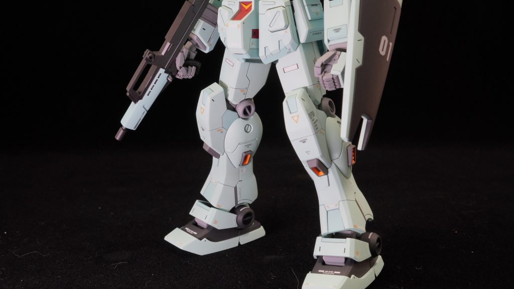 足はスラスターを左右に1基ずつ追加してます！