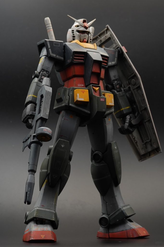 中身のver.2.0ガンダム。好みはあると思いますが、この2.0が一番好きなんです。適度にアニメっぽくて。そしてリアルタイプカラー。アラフィフにはたまらないのです。ただデカールも大昔に確保していたのでもう劣化が。…苦労しましたw後は本能の赴くままにウェザリング。楽しいっすw