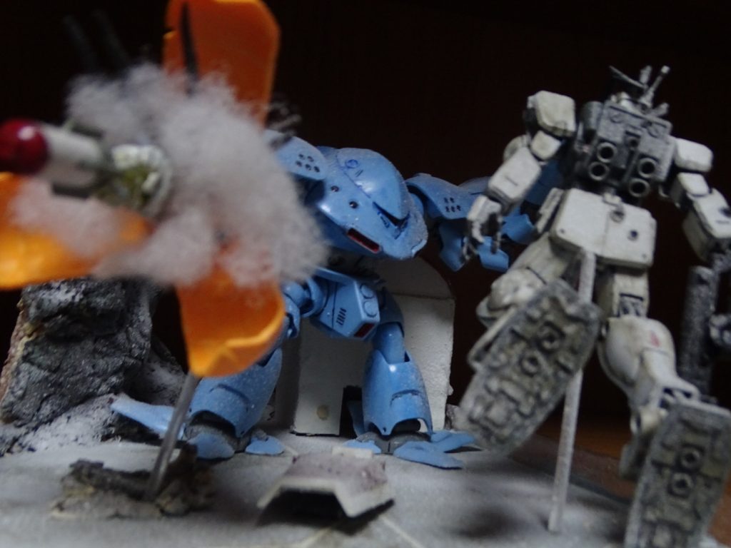 ハンドミサイルの煙は百均の綿と蛍光ランナーを炙ってぐるぐる巻いたもの更に白いランナーを炙ってぐるぐる巻いて筆で重ね塗りしました流石に重いためルーターで地面に穴あけて透明プラ棒の支え作ってますジムも支えに透明プラ棒使ってます