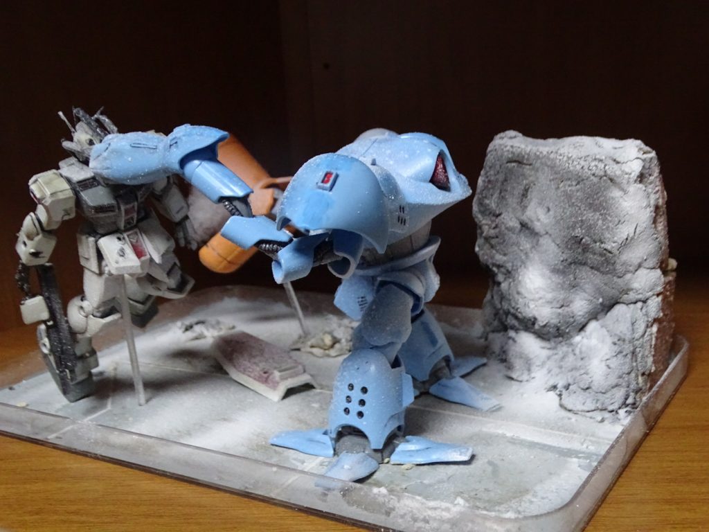 岩は百均の木製粘土と発砲スチロール塊で発泡スチロールで形作ったあと粘土被せて乾かし筆塗りして乾かし最後に上からスノーパウダー吹き付けてます寒ジムの腕は要らなくなったランナーを使い炙って伸ばしてちぎれかけた感を出してます