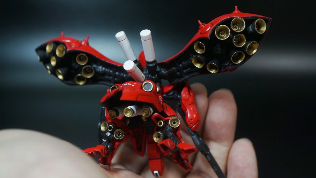 ガンダムアーティファクトから「機動戦士ガンダム 逆襲のシャア ベルトーチ・カチルドレン」に登場するナイチンゲールを製作しましたキットのままだと他の立体物に比べて小さく感じた肩部を大型化しました