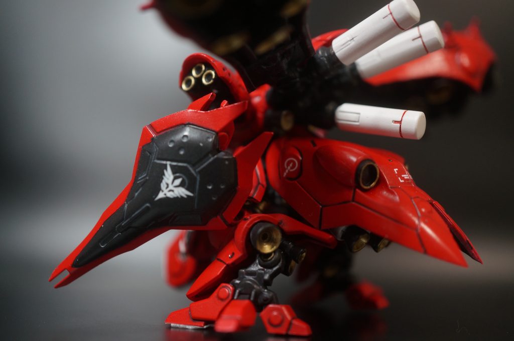 手持ちのガンダムデカールでマーキングしています