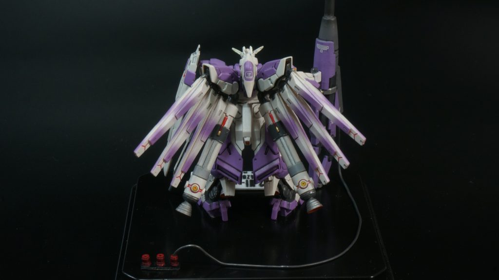 塗装は主にラッカー系をエアブラシで、部分的にラッカーとエナメルを筆塗りしています、背部ファンネルでグラデーション塗装に初挑戦しました