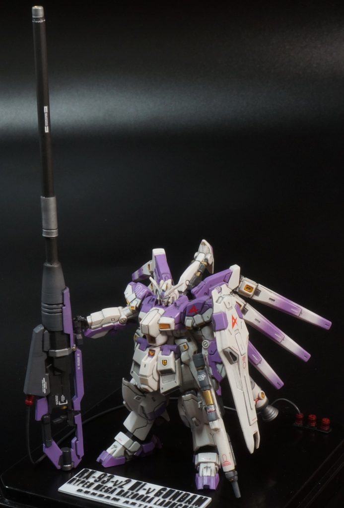 3DCGソフトでモデリング、光造形3Dプリンターで出力したハイパー・メガ・バズーカ・ランチャーは本体の倍ほどもあって小さいながら大迫力になったと思いますこまかなところでは、バーニアと右手に持っていたビームライフルを左手に持ち替えるための左手も3Dプリントパーツに置き換えています