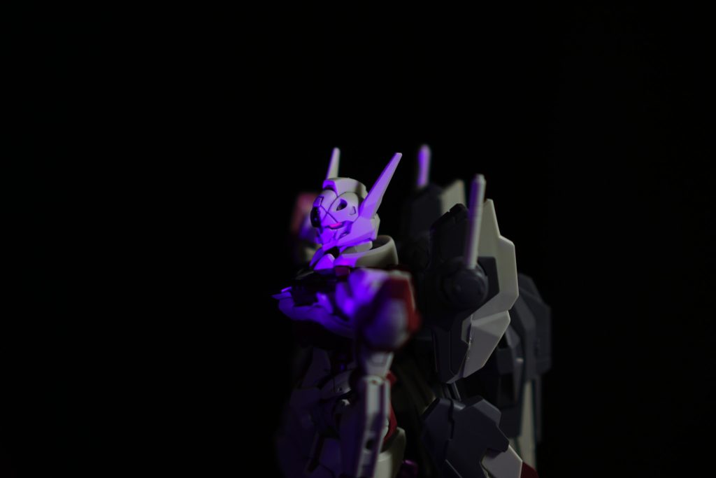 ブラックライトでセンサーとツインアイが発光します。こう見ると、ゾンビっぽくて可愛くない……