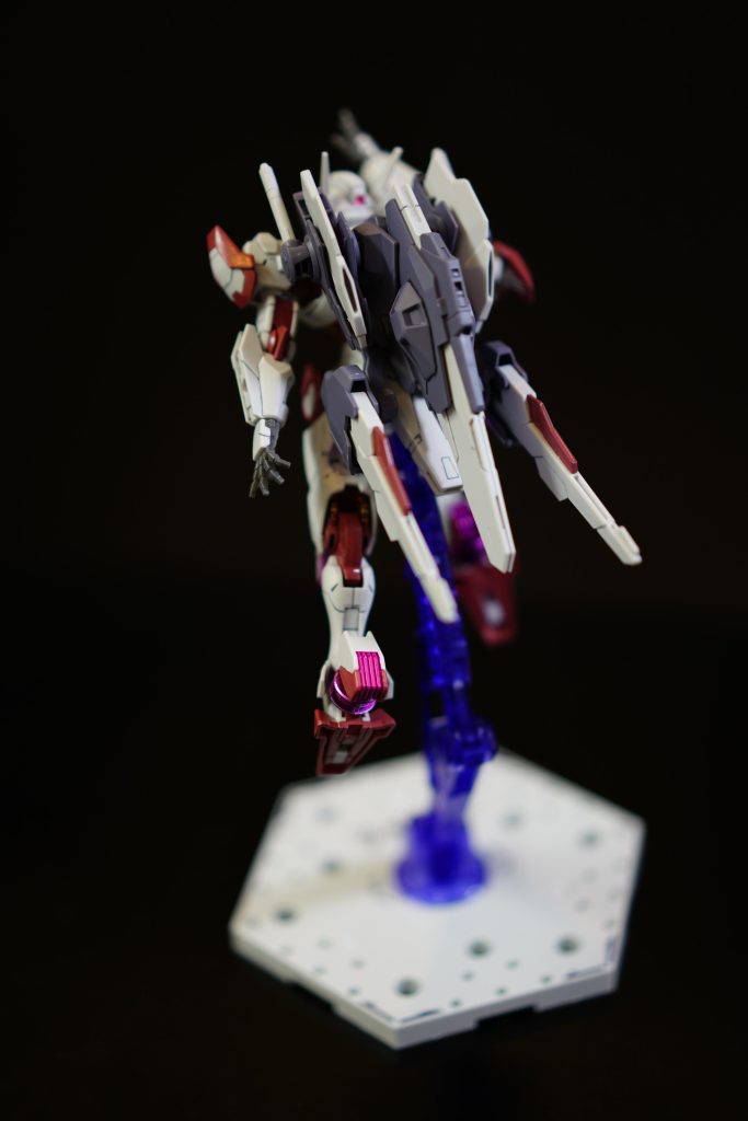 ガンダムマーカーにルブリスピンクが無い為、シャアピンク2を使ってます。バーニアは、差し色でメタリックピンクです。ケーブル調のディテールには、メタリックイエローを使ってます。