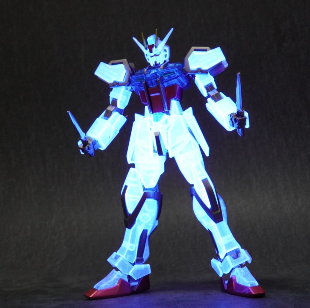 ブラックライトに反応します。ツインアイとセンサーも発光します。