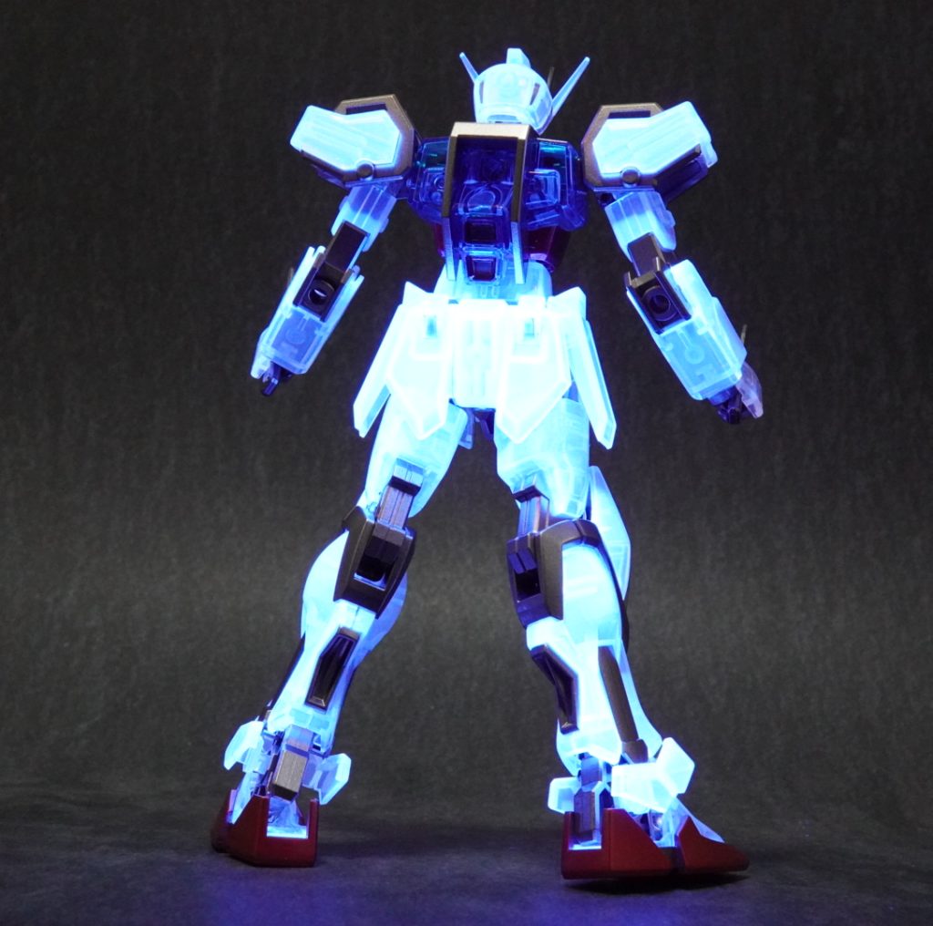 クリアーパーツは、1000番までヤスリがけして、タミヤコンパウンドで、粗め細目で磨きました。塗装より、これが一番大変でした。