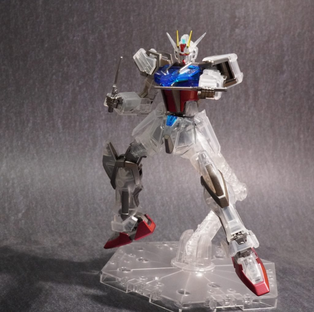 フレームはクレオスのスーパーアイアン2。頭部はキャンディー塗装の過程で、スーパーファインシルバーです。クリアー外装パーツに透けた時に、違和感が無くなりました。