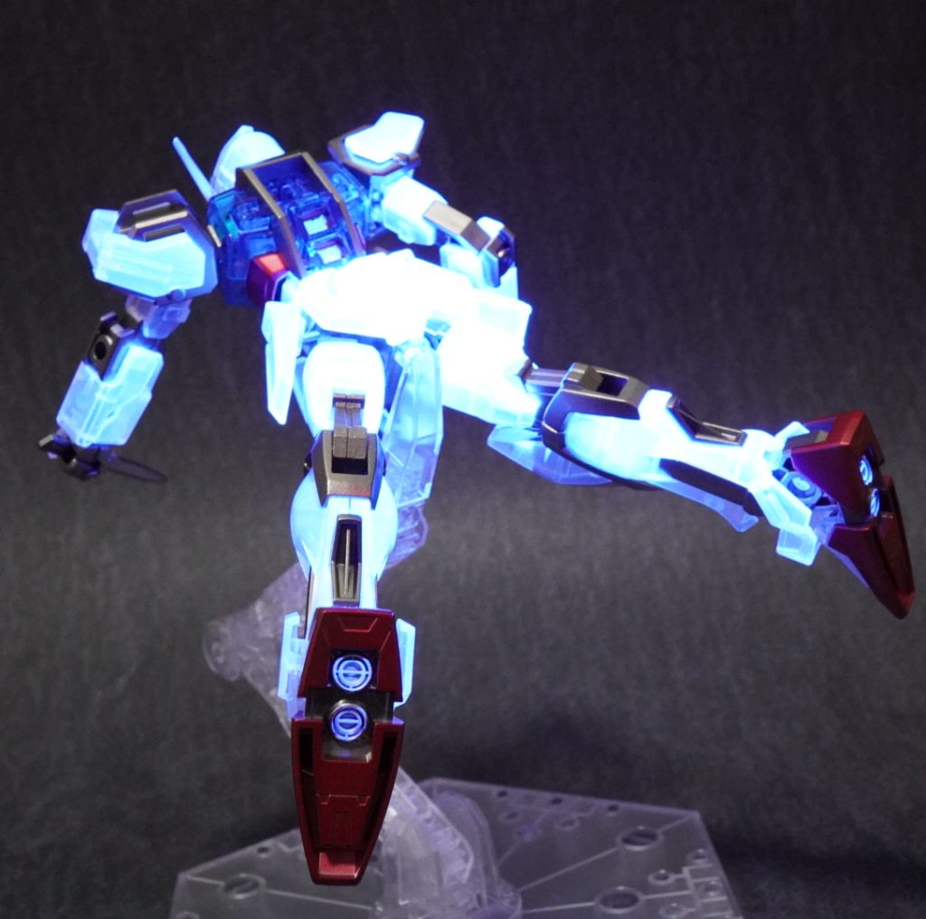 腰部、足部、バーニアは蛍光クリアーで塗装。ブラックライトで発光します。