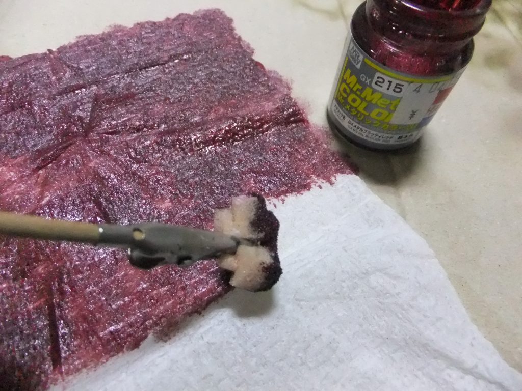 着色はクレオスのメタルブラッデイレッドで行い キムワイプの素材を活かす方向で行っています。生乾きの状態でアヤメさんに巻きつけて乾燥させて形状をつけています。