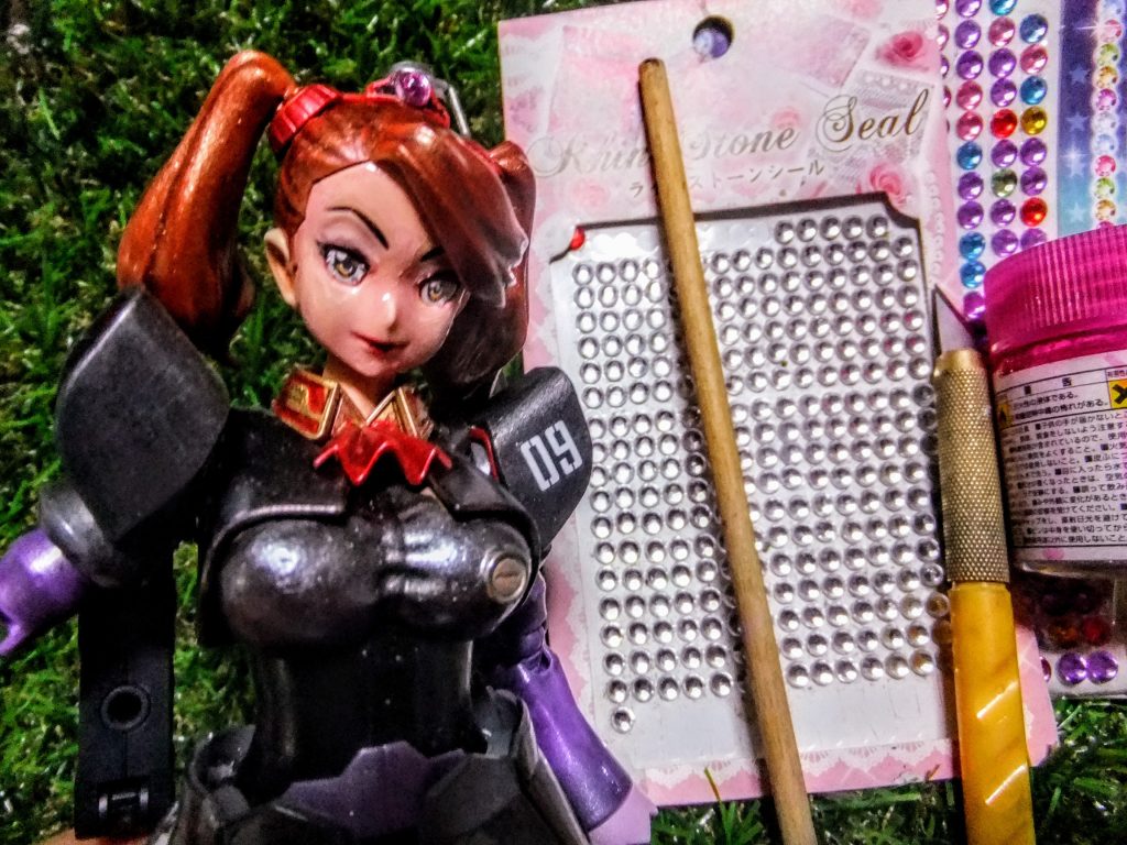 頭部のモノアイは百均のラインストーンシールを蛍光ピンクで塗ってワンポイントを入れています。