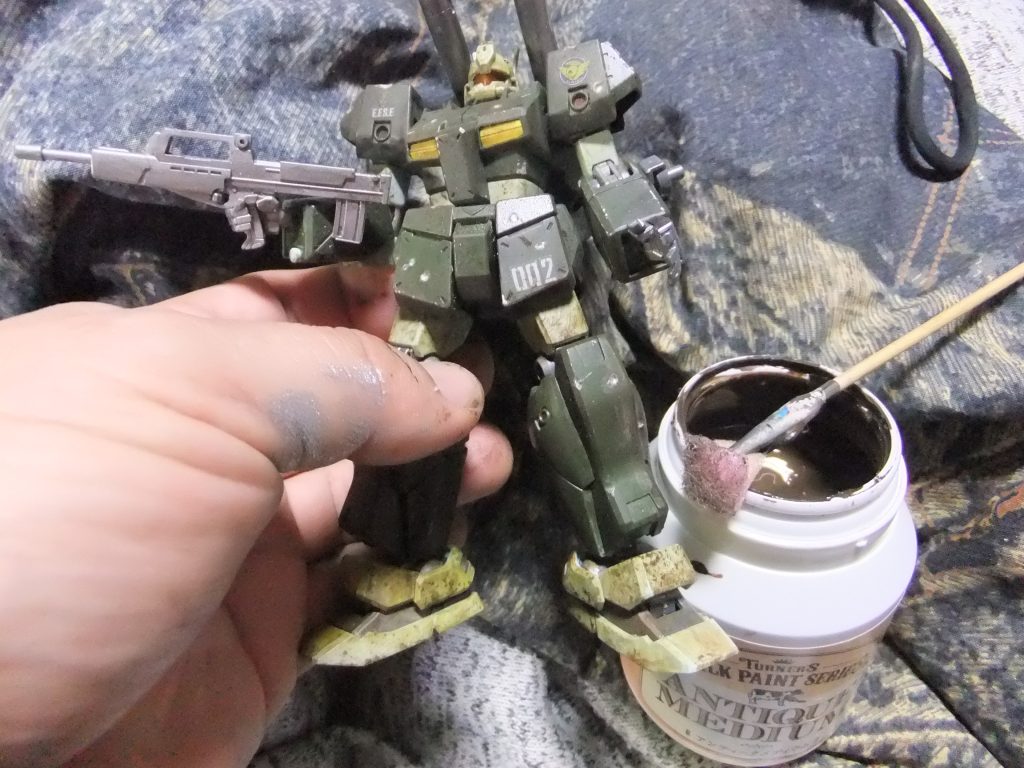 ターナー色彩株式会社の「アンティークメディウム」（田舎のホームセンターや金物店でも？購入出来ました(汗)）を使用してチッピング！手軽にアンティークな色合いになるのでオススメです(笑)