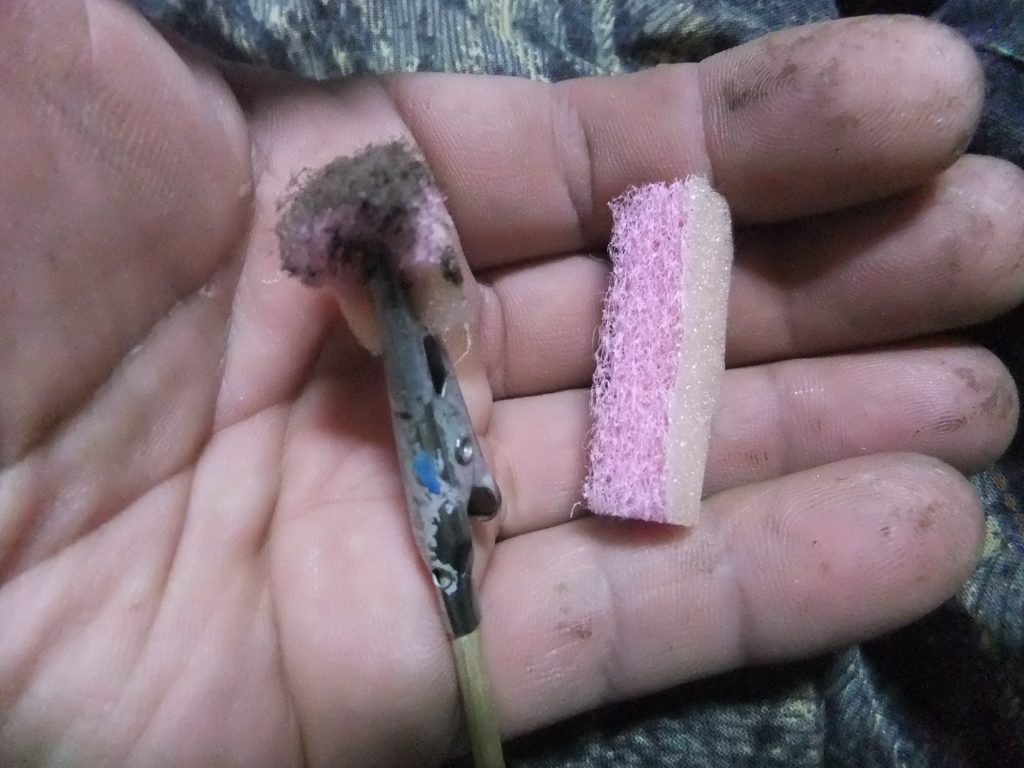 食器洗い用のスポンジ両面仕様をカットしてチッピングに使用です(笑)