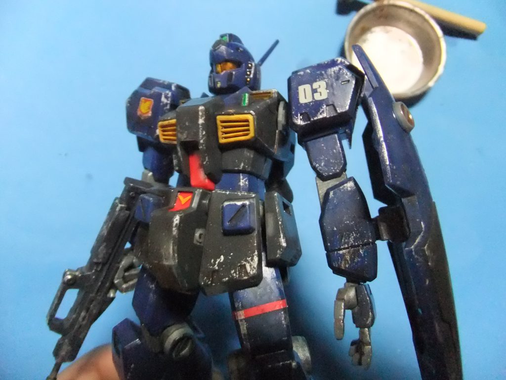 クレオスのウェザリングカラー　グラウンドブラウンで明度を落とし、艶も半ツヤ位まで落とします。