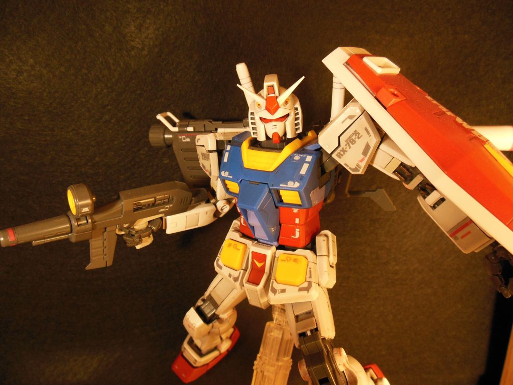 一家に一台は欲しいMGガンダムオリジン版と迷ったのですが、店頭にあったver3.0にしましたオリジン版とver3.0はデティールの細かさが大きな違いで、アニメに近いのはオリジンの方ですねver3.0はお台場に立ってたやつと近いらしく、こまごまとした部分の鑑賞に堪えうる作りになっている気がします