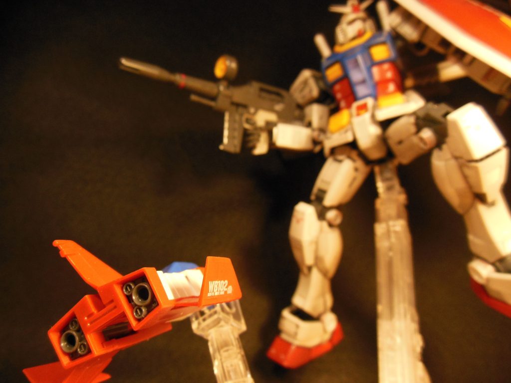 このキットで一番気に入っている部分は付属の武器をすべてガンダムに搭載できるところですねちなみにコアファイターもついてきます一台のアクションベースで飾れるので、動かして遊ぶのには向いていませんが、鑑賞する分には結構満足度は高いです