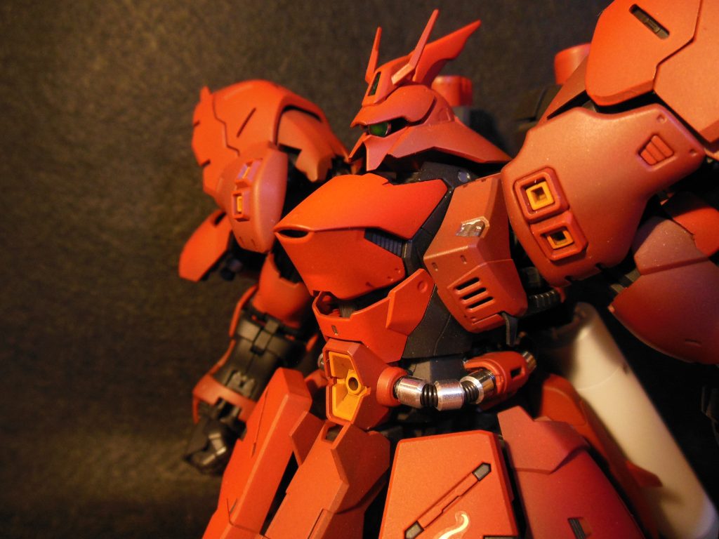 なんといってもこの存在感ガンダム系とは異なる曲面を活かした装甲なので、単純にでっかいちなみに顔のクリアパーツは取っ払ってます