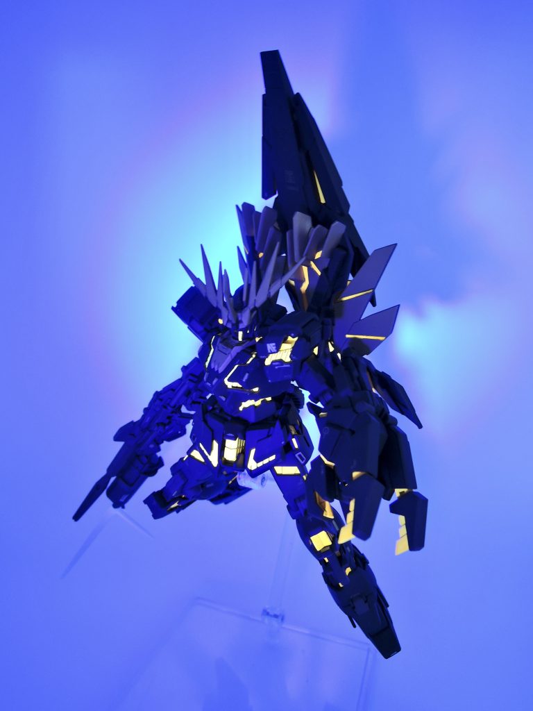 サイコフレームはブラックライトで発光します。この塗分けに時間が掛かった・・・