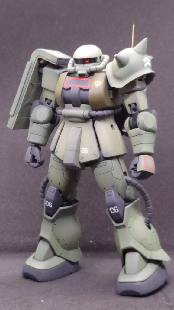 とは言え、オマケ？のザク自体も、中々がっしり体型でお気に入りです。色んなザクのミキシングで出来ているのでもう同じ物を作るのは厳しいかもですね。実は前作、ガルマ・ザビ専用ザクと脚部以外はほぼ同じです(笑)パーツさえ揃えば量産したい所なのですが……買いためていたパーツが尽きてしまい、物資不足が深刻です(笑)