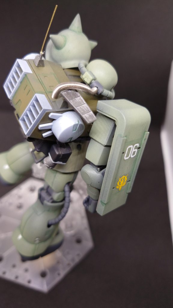 旧キットでは頭部右側の動力パイプはバックパックと直結されるのですが、通常の動力パイプから分岐するオリジナルの設定にしてみました。どこから何がどういう方向で伝達されるのか良くわかりませんが、ノーマルのザクより何らか(恐らく通信系)が強化されている感じが出せていたら幸いです。