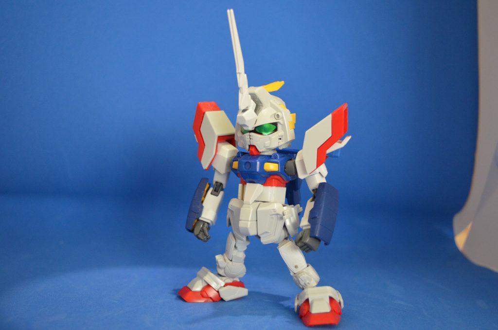 製作途中。頭部は素組にSDBBユニコーンガンダムの角と基部を移植。肩はHGフリーダムをベースにシャイニングの肩アーマー接続部を移植。腕部はHGブレイジングガンダムを使用し、肩との接続部を詰めて短くしています。籠手は1/100シャイニングから。胴体はプラバンで延長。股関節から膝関節まではSDCSフレームに置き換え。スリッパなどはそのまま使用しています。