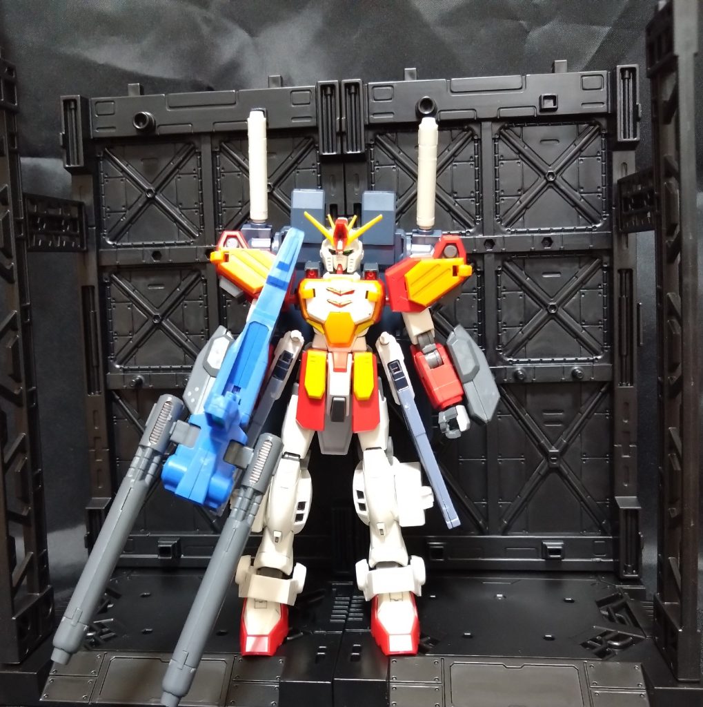 まずは正面から。背景は最近ダイソーで買った連結ディスプレイベースを使用しています。